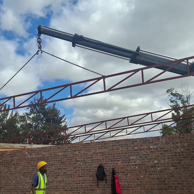 Steel roof truss lift
