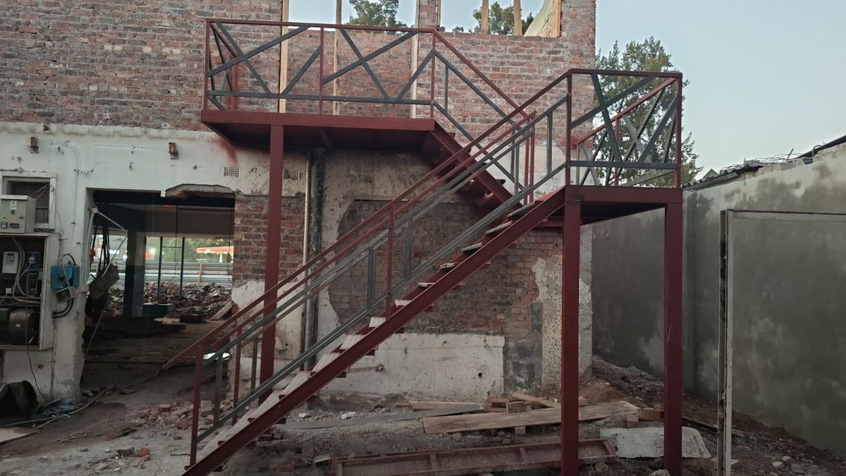 Fabricated steel staircase